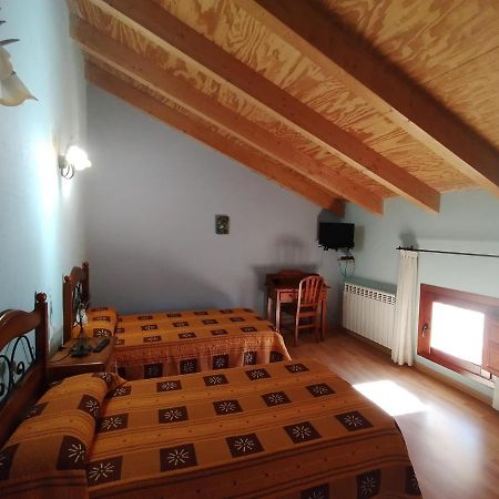Hostal Los Quinones Fuentes Calientes Exterior photo