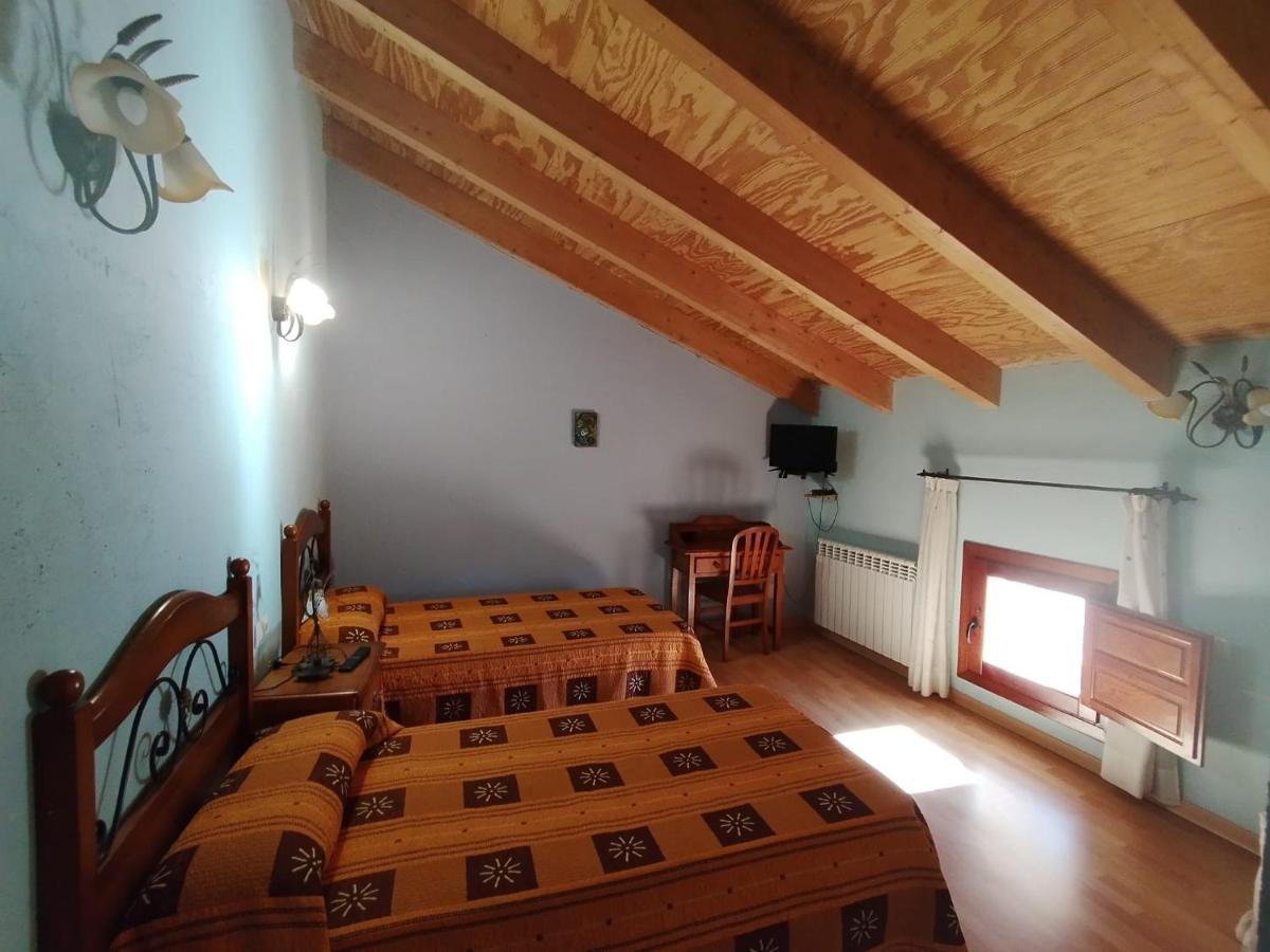 Hostal Los Quinones Fuentes Calientes Exterior photo