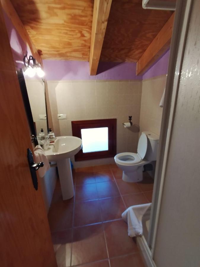 Hostal Los Quinones Fuentes Calientes Exterior photo