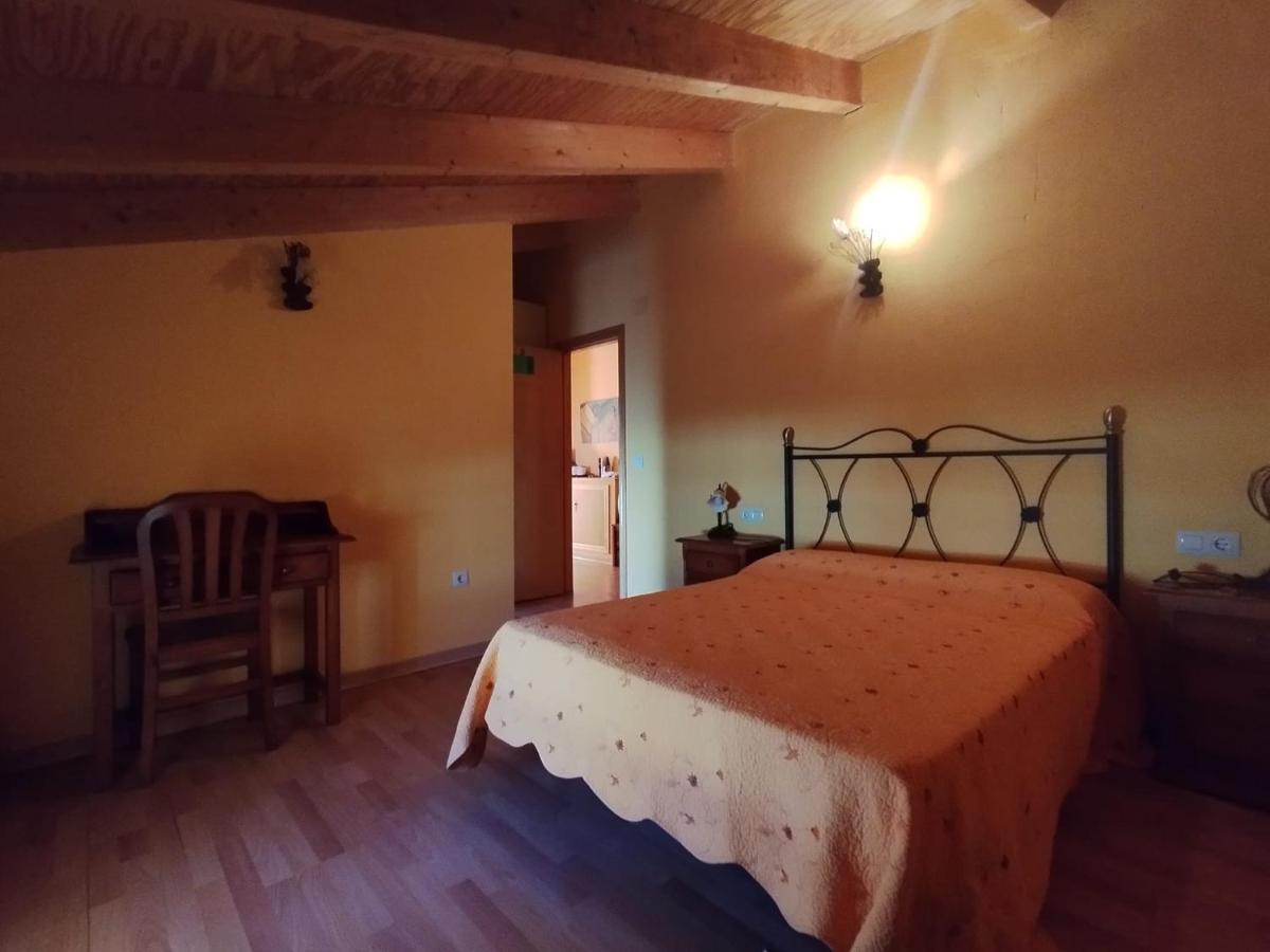 Hostal Los Quinones Fuentes Calientes Exterior photo