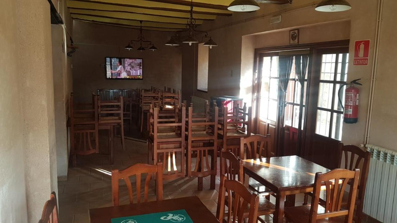 Hostal Los Quinones Fuentes Calientes Exterior photo